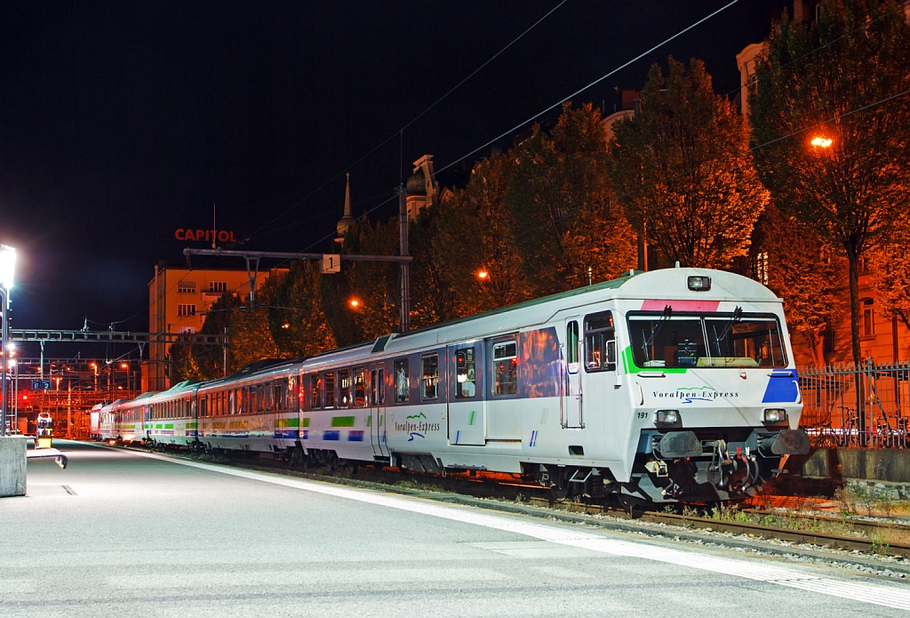 Nachtschwrmereien - Ein Zug vom Voralpen-Express ist am 29.09.2012 (3:282Uhr) im Bahnhof Luzern abgestellt.  
Der Voralpen-Express (VAE) verbindet seit 1991 Luzern ber Arth-Goldau, Pfffikon, Rapperswil und St. Gallen mit Romanshorn. Eine bequeme und attraktive Verbindung zwischen dem Bodensee und dem Vierwaldstttersee. Komfortable Schnellzge verkehren stndlich in einer der schnsten voralpinen Berg- und Seenlandschaften der Schweiz. Die Zge werden von der Schweizerischen Sdostbahn AG (SOB) und den Schweizerischen Bundesbahnen (SBB) betrieben, welche sich Betrieb, Unterhalt und Marketing seit 1999 aufteilen. Die gesamte Streckenlnge betrgt 147 km (Luzern - Romanshorn), der hchste Punkt der Strecke ist Biberegg (Sattel) 936 m..M., die grte Steigung  ist 50 o/oo zwischen Pfffikon SZ und Arth-Goldau .