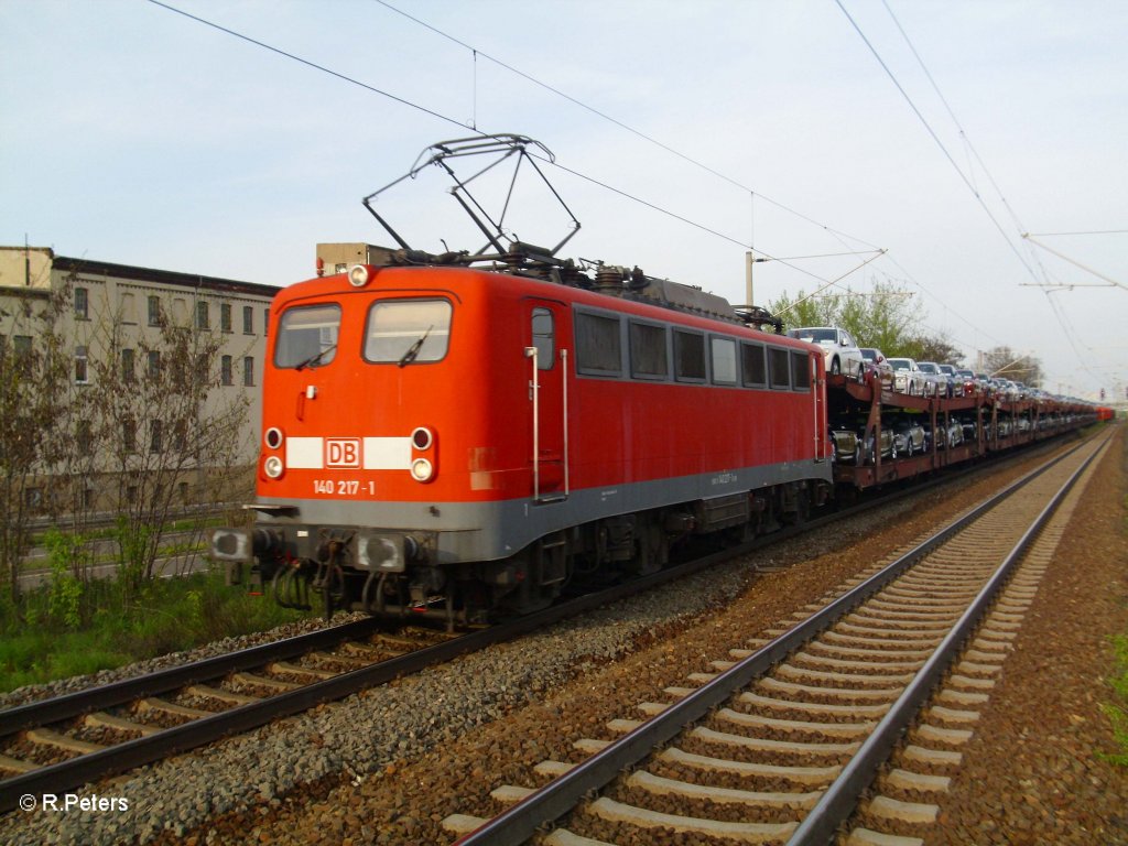 Nahaufnahme von 140 217-1 mit Autozug in Schkeuditz. 28.05.10