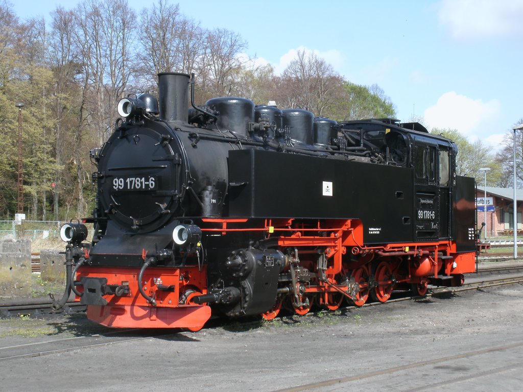 Neben 99 1782-1784 der vierte Sachsenbulle beim Rasenden Roland:99 1781 am 05.Mai 2013 in Putbus.