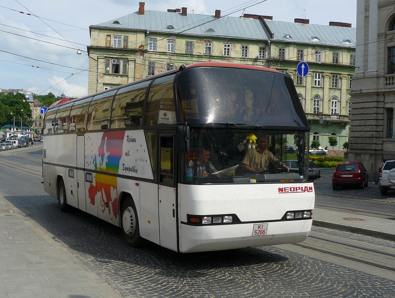 Neoplan Reisebus aus Weiss-Rusland. Lviv, Ukraine 15-05-2010.