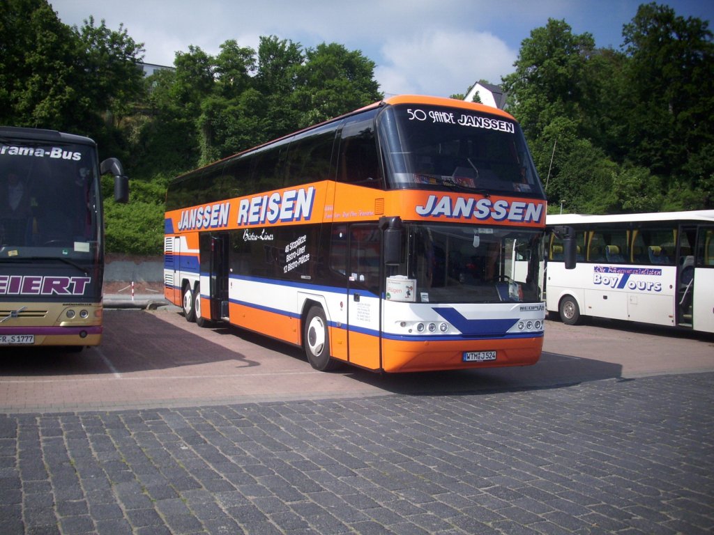 Neoplan Skyliner von Janssen aus Deutschland im Stadthafen Sassnitz.