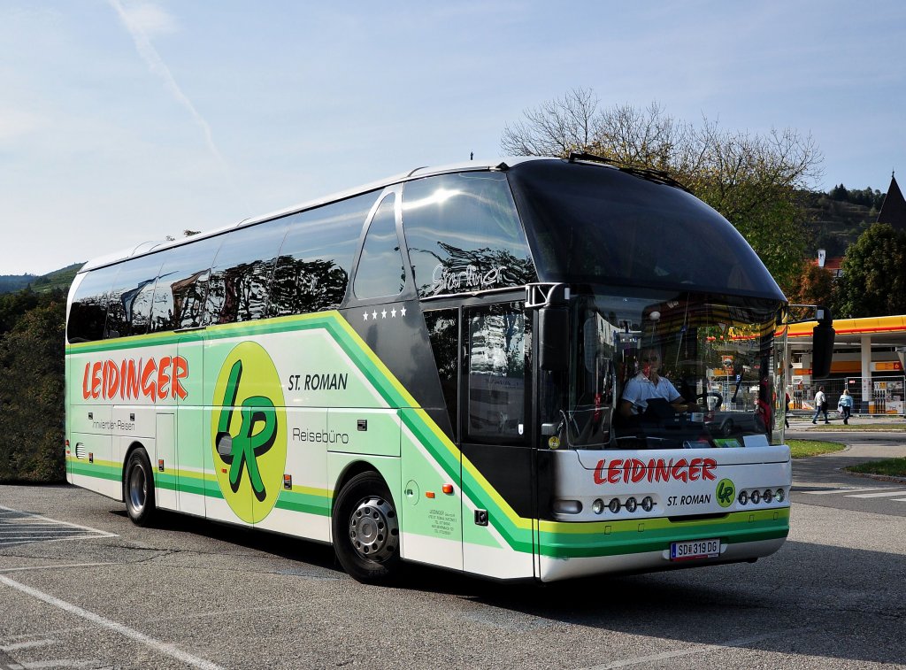 NEOPLAN STARLINER vom Reiseb�ro LEIDINGER aus �sterreich am 23.9.2012 in Krems gesehen. 