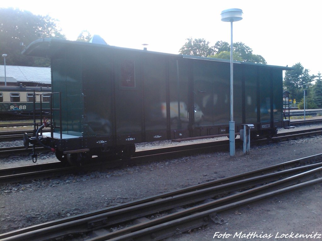 Neuer Ger�tewagen f�r die R�BB im Bahnhof Putbus am 2.7.13