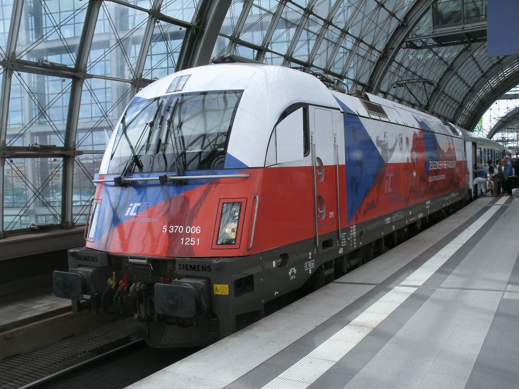 Nicht nur den Berlin-Warschau-Express bespannen die PKP Werbe Husarzlok`s auch der EC 55 nach Gdynia Glowna zhlt jetzt neu mithinzu.Am 14.Juli 2012 hielt 5 370 006 mit dem EC 55 in Berlin Lehrter Hbf.