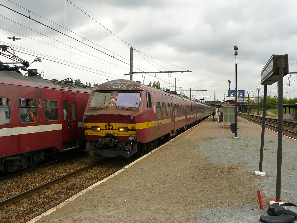 NMBS 823 en 816 Type MS 75 Antwerpen Noorderdokken 10-05-2013.

NMBS 823 en 816 type MS 75 station Antwerpen Noorderdokken 10-05-2013.