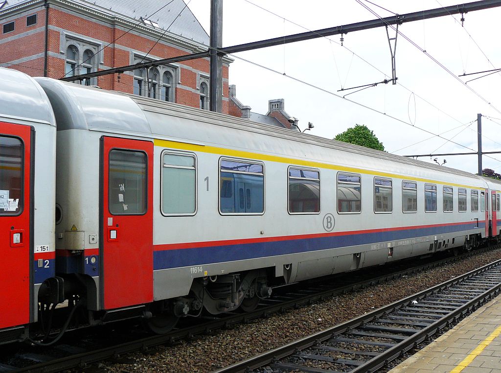 NMBS A rijtuig type I10 met nummer 61 88 19-70 614-3. Ath, Belgi 11-05-2013.