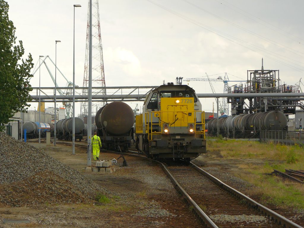 NMBS Diesellok 7726. Polderdijkweg Hafen Antwerpen 22-06-2012.

NMBS diesellokomotief 7726 rangeert met ketelwagens. Polderdijkweg Antwerpen haven 22-06-2012.