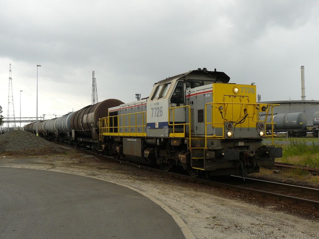 NMBS Diesellok 7726. Polderdijkweg Hafen Antwerpen 22-06-2012.

NMBS diesellokomotief 7726 rangeert met ketelwagens. Polderdijkweg Antwerpen haven 22-06-2012.