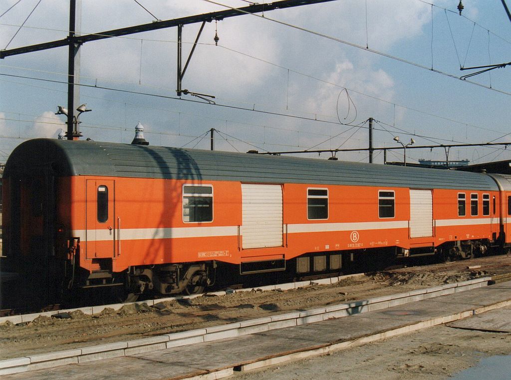 NMBS Dms Gepckwagen in D-Zug van Oostende nach Kln. Gent Sint Pieter, Belgien 08-02-1994. Scan und Bild: Hans van der Sluis.

NMBS bagagerijtuig type Dms in een trein van Oostende naar Kln. Gent Sint Pieter Belgi 08-02-1994. Scan van foto.