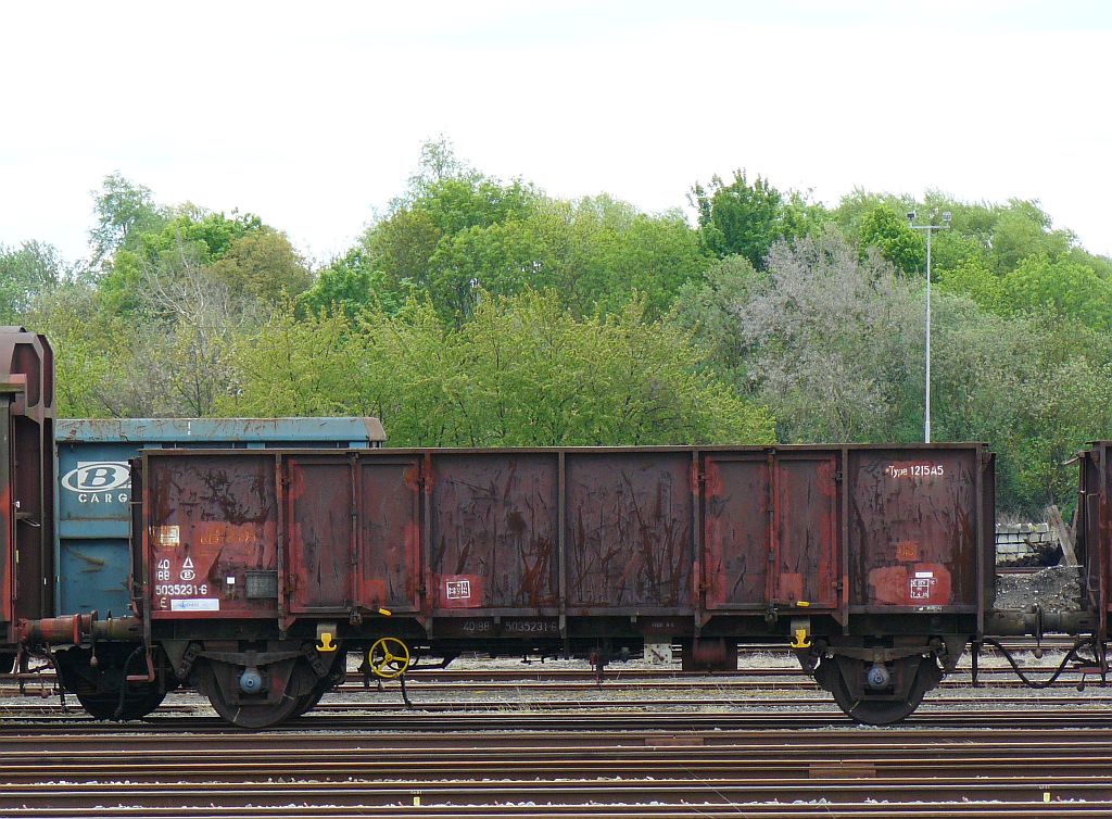 NMBS E mit Nummer 40 88 5035 231-6. Saint Ghislain, Belgien 11-05-2013.

NMBS E twee-assige hoge bakwagen met nummer 40 88 5035 231-6. Saint Ghislain, Belgi 11-05-2013.