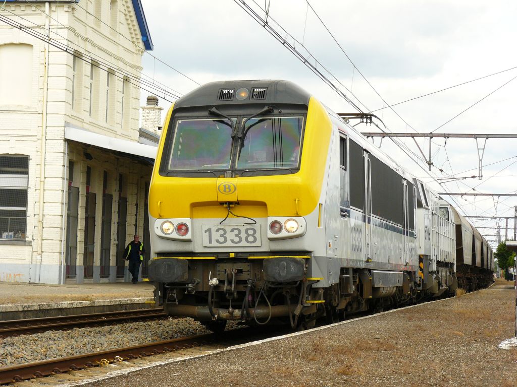 NMBS Lok 1338 und 5709.  Erquelinnes, Belgi 23-06-2012.
NMBS locomotieven 1338 en 5709 met een goederentrein bij de Franse grens.  Erquelinnes, Belgi 23-06-2012.