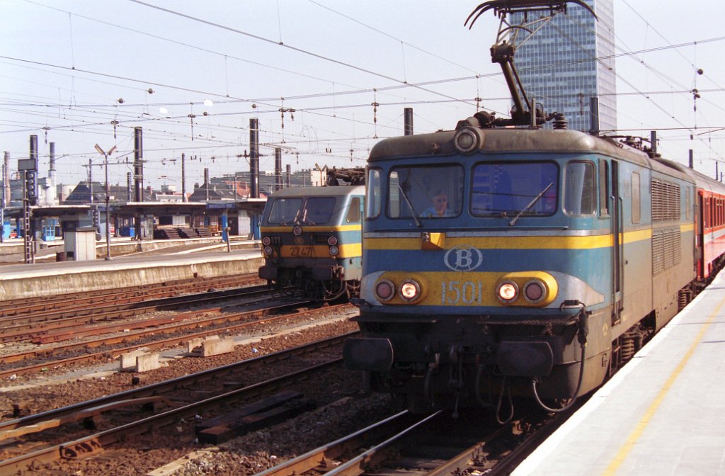 NMBS Lok 1501 mit D-Zug nach Paris-Nord. Brussel-Zuid Sommer 1992. (Scan von Negativ)