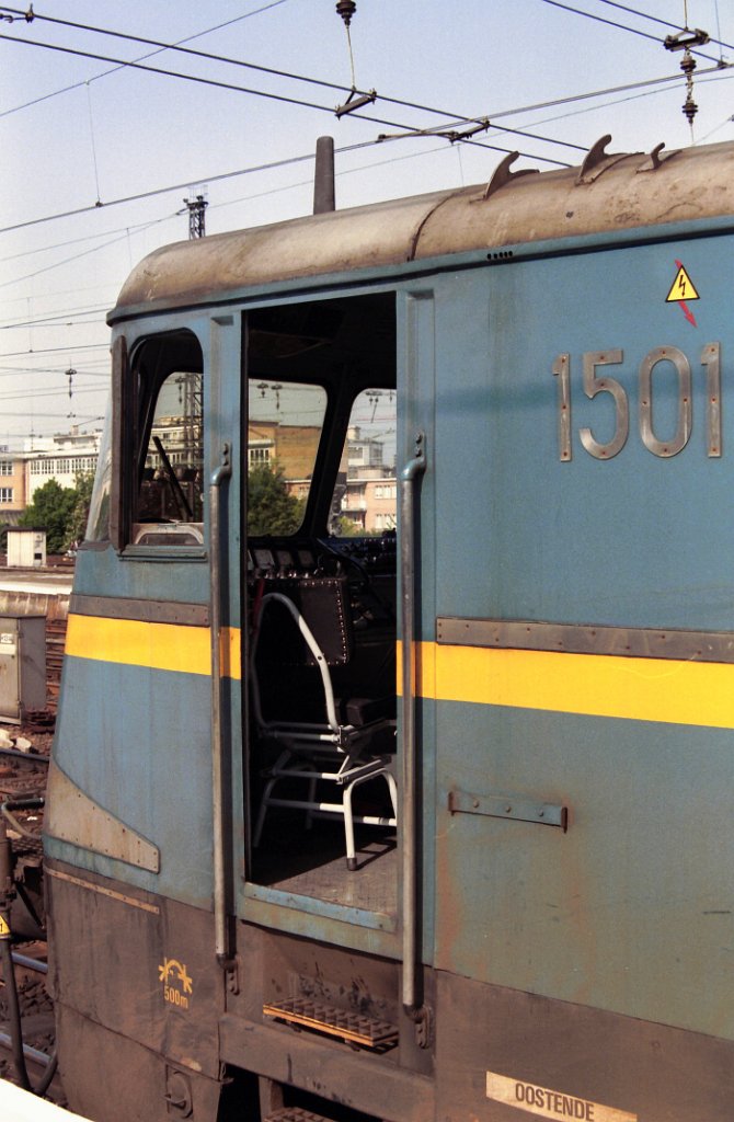 NMBS Lok 1501 mit D-Zug nach Paris-Nord. Brussel-Zuid Sommer 1992. (Scan von Negativ)