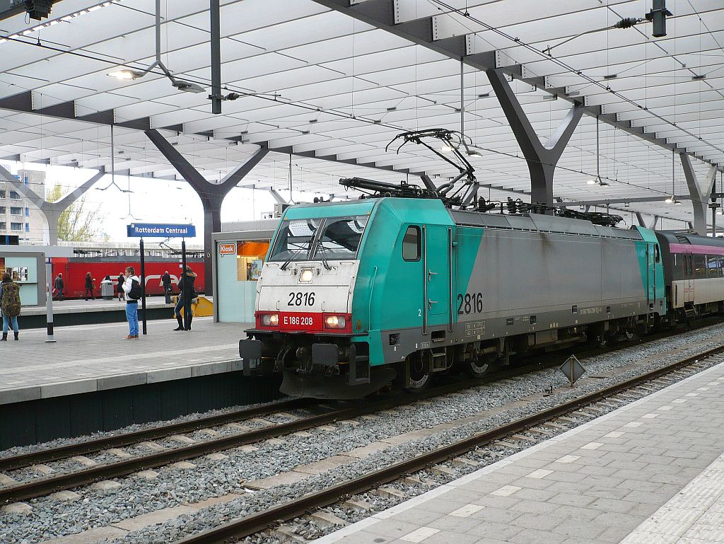 NMBS TRAXX Lok 2816 mit Schnellzug aus uit Brussel. Gleis 8 Rotterdam Centraal Station, Niederlande 07-11-2012.


NMBS TRAXX lokomotief 2816 met trein uit Brussel op spoor 8 Rotterdam Centraal Station 07-11-2012.