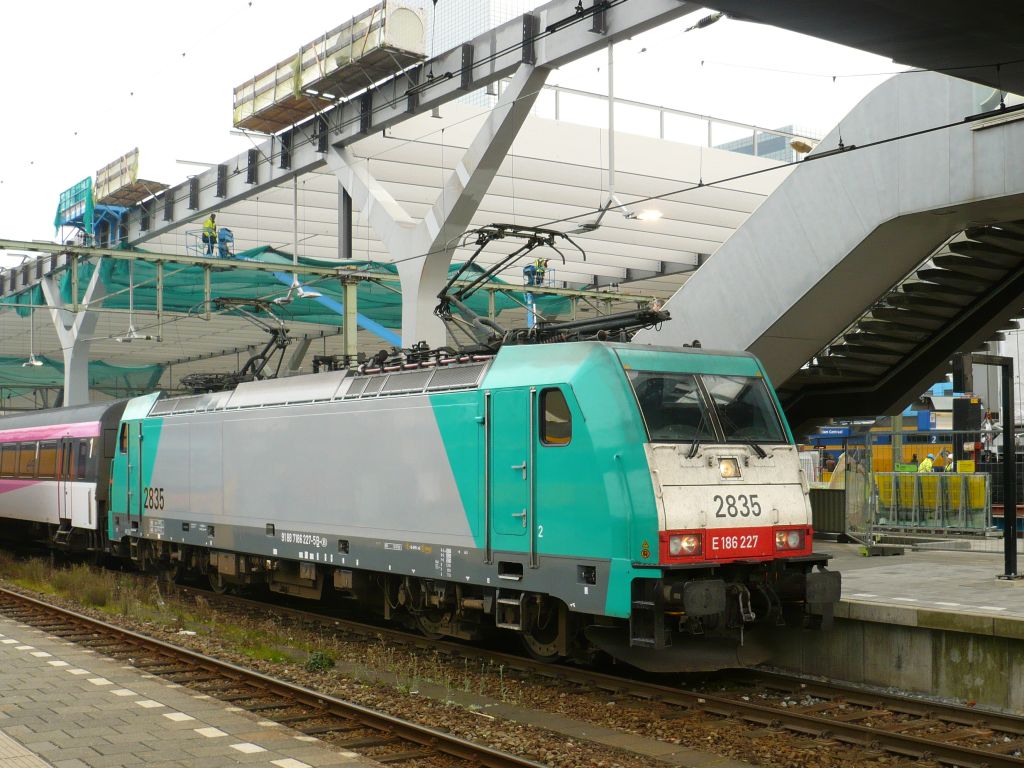 NMBS Traxx Lok 2835 Gleis 12 Rotterdam Centraal Station 09-11-2011.     NMBS Traxx lok 2835 spoor 12 Rotterdam Centraal Station 09-11-2011.