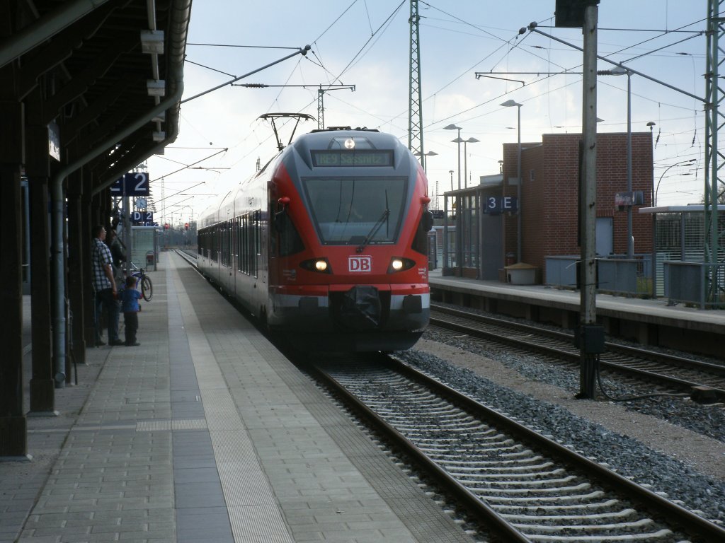 Noch bevor der Regenschauer los ging erreichte 429 027-6,als RE 13013 Rostock-Sassnitz,Bergen/Rgen.
