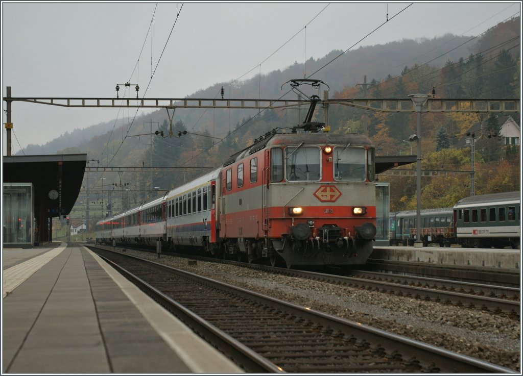 Noch im Swiss-Express Farbkleid konnte die SBB Re 4/4 II in Stein S�ckingen abgelichtet werden.
6. Nov. 2011