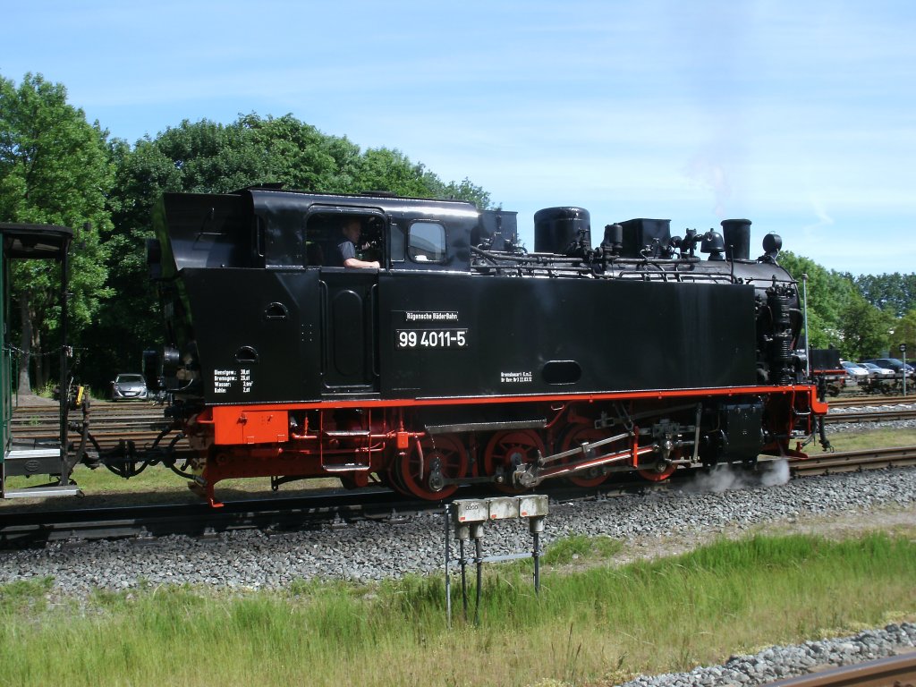 Noch war der Zug fr 99 4011-5 ein Kinderspiel,denn die Strecke nach Lauterbach Mole ging ins Geflle,doch die Rcktour war wegen fehlender,zweiter Lok Schwerstarbeit denn die 99 4011-5 mute den gesamten Zug zurck nach Putbus schieben.Aufgenommen am 05.Juni 2013 in Putbus.