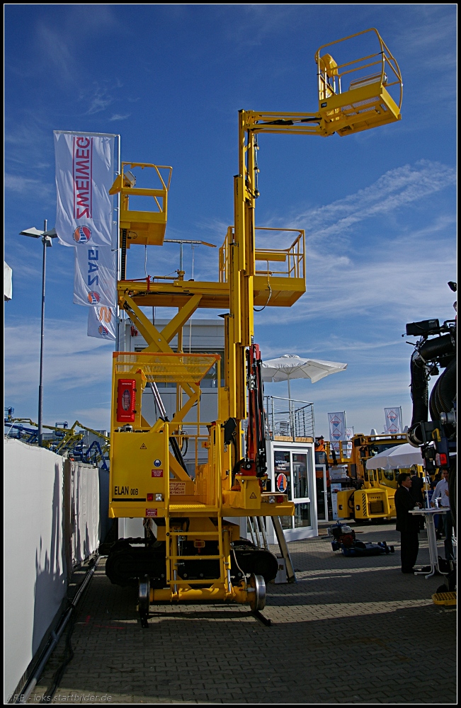 Notec Elan ist ein Hilfskran fr Lasten bis 350kg. Jenseits der Sciene bewegt sich das Fahrzeug auf Gummiketten (INNOTRANS 2010, gesehen Berlin 23.09.2010)