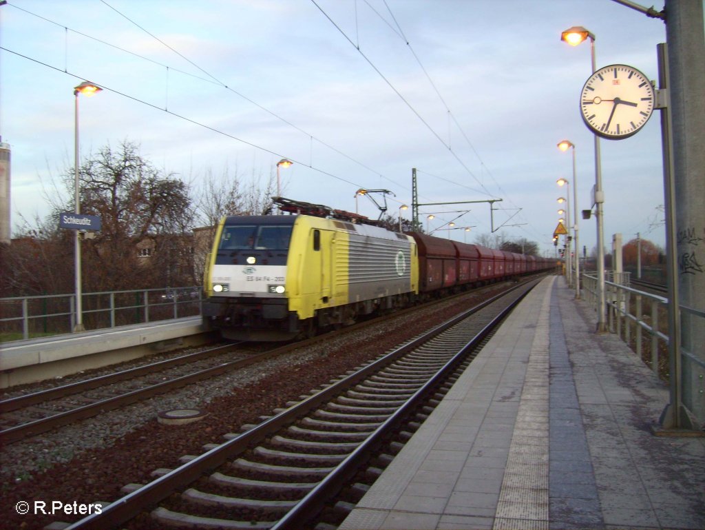 Notschuss von ES64 F4-203 die mit ein Kohlezug durch Schkeuditz fhrt. 27.12.09