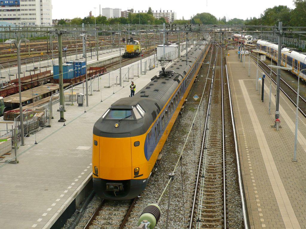 NS koplopers 4220 und 4217 Gleis 14 Rotterdam Centraal Station 13-06-2012.

NS koplopers 4220 en 4217 spoor 14 Rotterdam Centraal Station 13-06-2012.