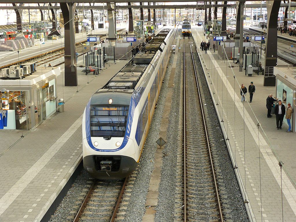 NS SLT-6 als Nahverkehrzug nach Den Haag CS. Gleis 8 Rotterdam Centraal Station 28-11-2012.

SLT-6 als stoptrein naar Den Haag CS op spoor 8 Rotterdam Centraal Station 28-11-2012.