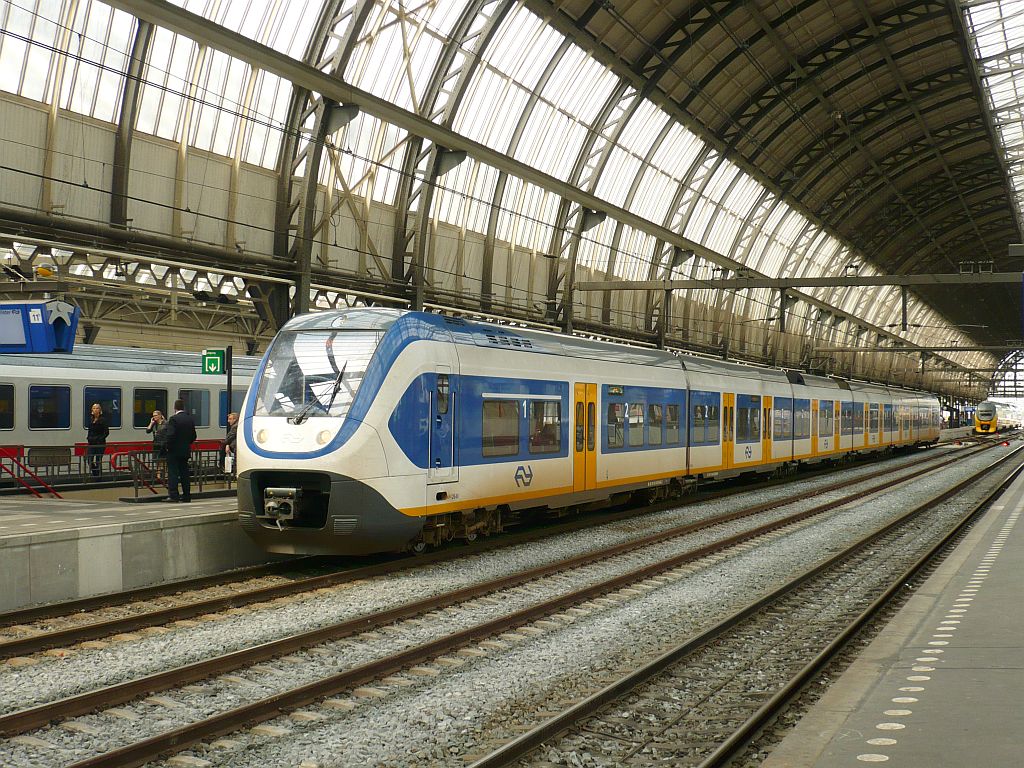 NS TW 2648 Gleis 11 Amsterdam Centraal Station 26-06-2013.
NS SLT-6 nummer 2648 op spoor 11 Amsterdam Centraal Station 26-06-2013.