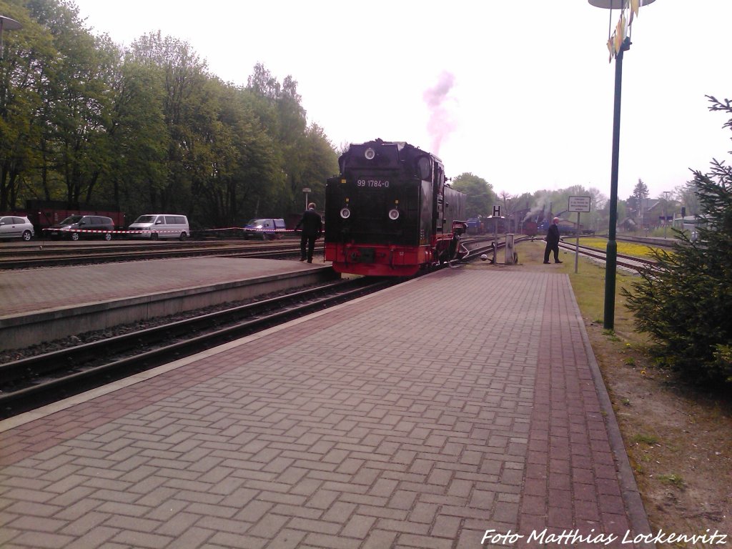 Nun muss sich aber R�BB 99 1784 beeilen weil ihr zug schon eine Versp�tung von 4 Minuten aufwesit in Putbus am 10.5.13