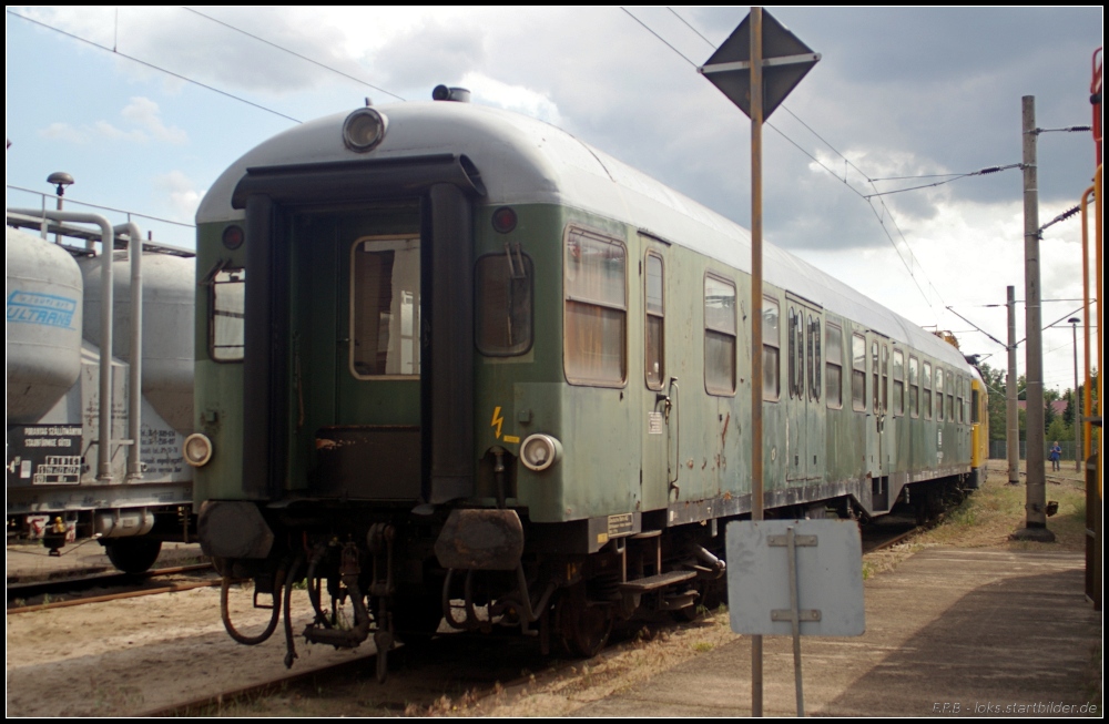 Ob dieser Sitzwagen mit zusätzlichen Gepäck- und Steuerabteil der Deutschen Bundesbahn auch aufgearbeitet wird, war leider nicht zu erfahren (50 80 82-13 972-8 BDylst 456, gesehen Tag der offenen Tür NETINERA Bahnwerk Neustrelitz 17.06.2011)