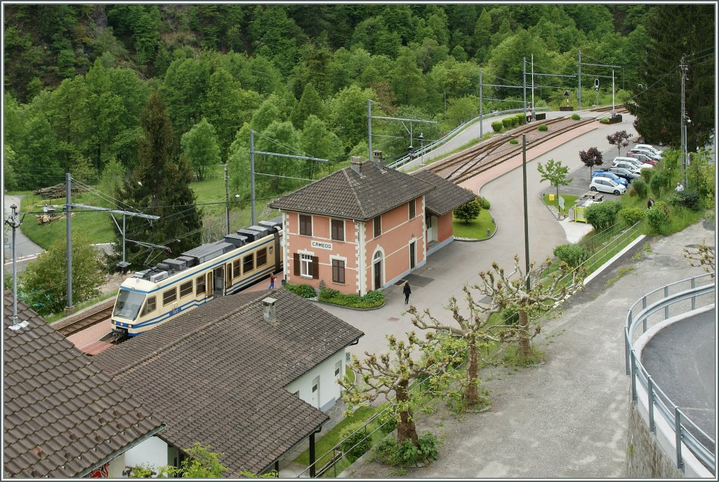 Obwohl der FART Triebwagen etwas verdeckt ist, zeigt dies Bild doch schön die Dimensionen des  Grenzbahnhofs  Camedo. 
22. Mai 2013