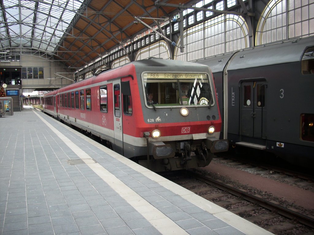 Obwohl die meisten Zugleistungen von 648-Triebwagen gefahren werden,kommen die 628 Triebwagen in Lbeck noch zum Einsatz.Hier ist es 628 641 der am 28.November 2009 auf Ausfahrt ins polnische Szczecin wartet.