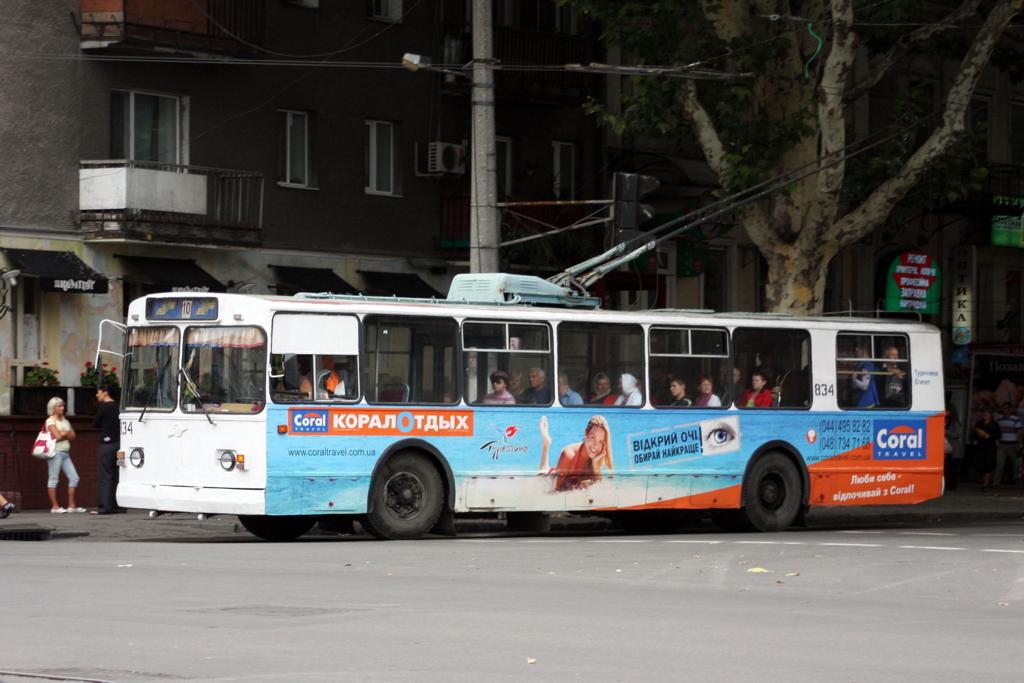 Odessa 5.9.2009
Ein Trolleybus sowjetischer Bauart ZIU im Stadtbild nahe Hauptbahnhof.