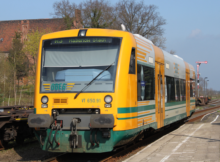OE 79378 von Neustrelitz Hbf nach Hagenow Stadt bei der Ausfahrt im Bahnhof Karow(Meckl).Aufgenommen am 17.04.2011