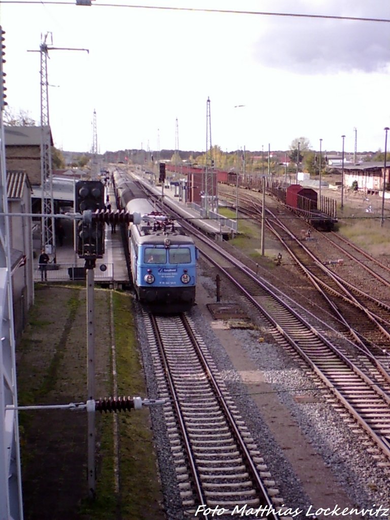 �BB Lok 1042 520-8 von Der Fu�g�ngerbr�cke in Bergen auf R�gen Fotografiert am 27.10.12