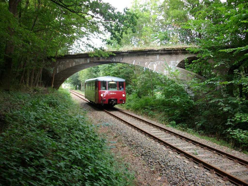 Ohne den 172 132 unterquerte 172 171 am 26.August 2010 den ehmaligen Schmalspurviadukt bei der Einfahrt in Putbus.