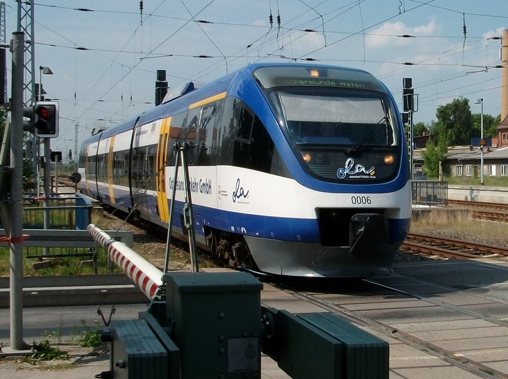 OLA-Triebwagen 0006 Btzow-Ueckermnde Stadthafen verlie am 03.Juli 2010 den Bahnhof Gstrow.