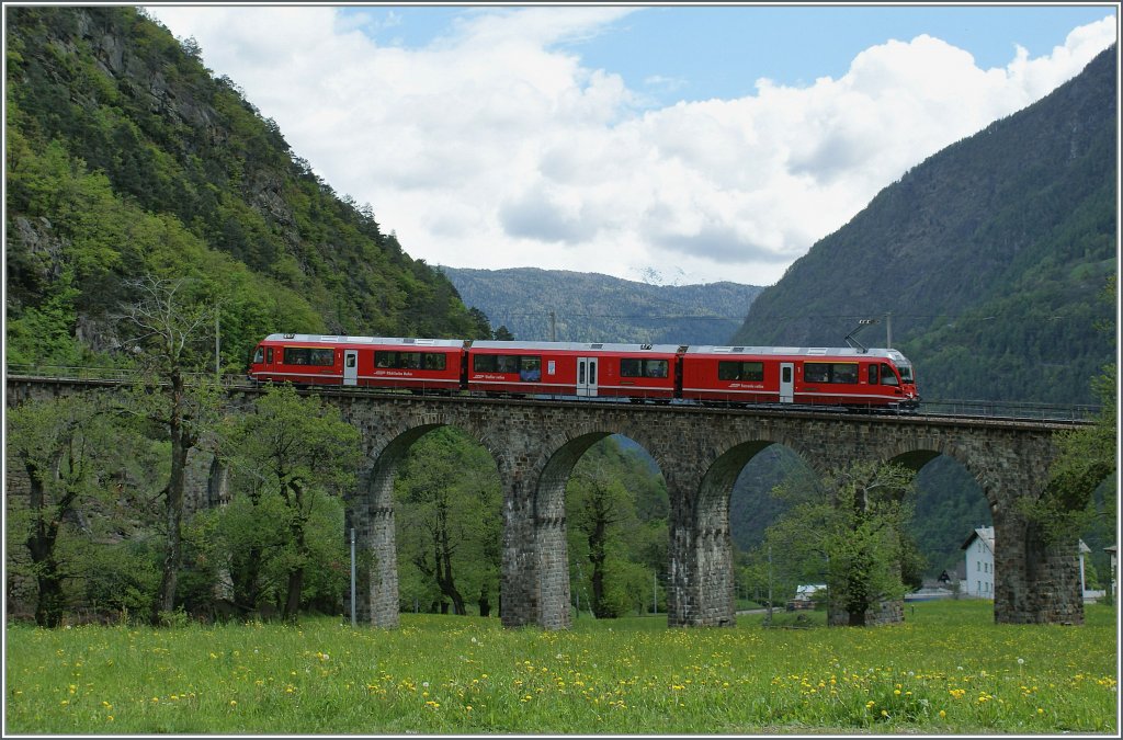 Ospizio Bernina gefllt uns so gut, dass wir es nie schaffen, darber hinaus weiter sdwrts zu fahren - also musst ich fr dieses Bild ein Trick anwenden: Ich reiste via Milano von Sden her an: Ein Allegra dreht auf dem Brusio Kreisviadukt zum Fest  100 Jahre Berninabahn  eine Ehrenrunde.
8. Mai 2010

  