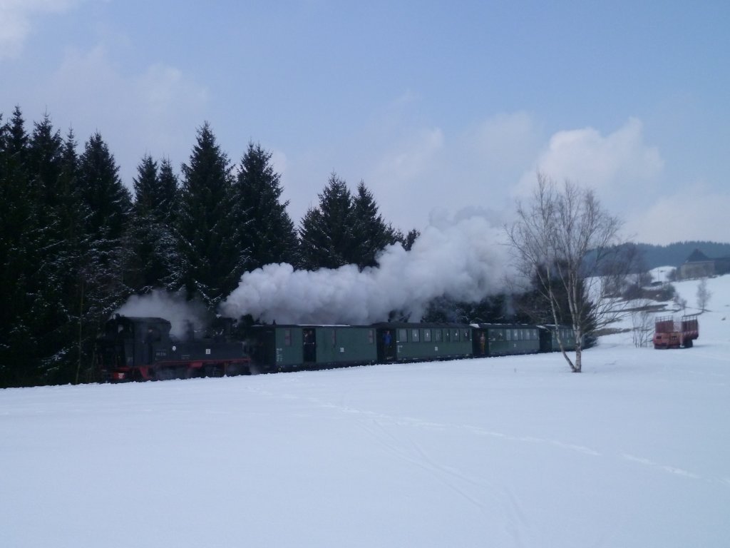 Osterfahrten auf der Museumsbahn Schnheide am 30.03.13, hier vor Sttzengrn von Schnheide kommend.
