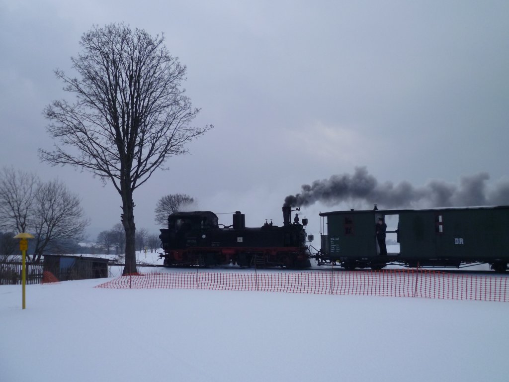 Osterfahrten auf der Museumsbahn Schnheide am 30.03.13, hier vor Sttzengrn von Schnheide kommend.
