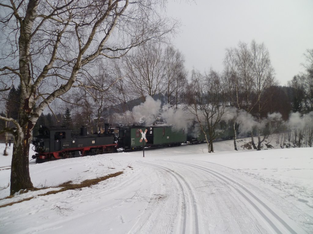 Osterfahrten auf der Museumsbahn Schnheide am 30.03.13, hier vor Neuheide von Schnheide kommend.
