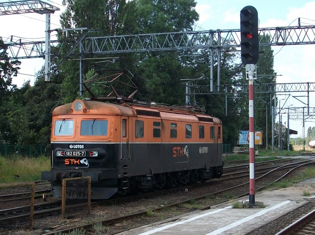 PKP 182 125 ist am 31.Juli 2010 in Szczecin Gumience unterwegs.