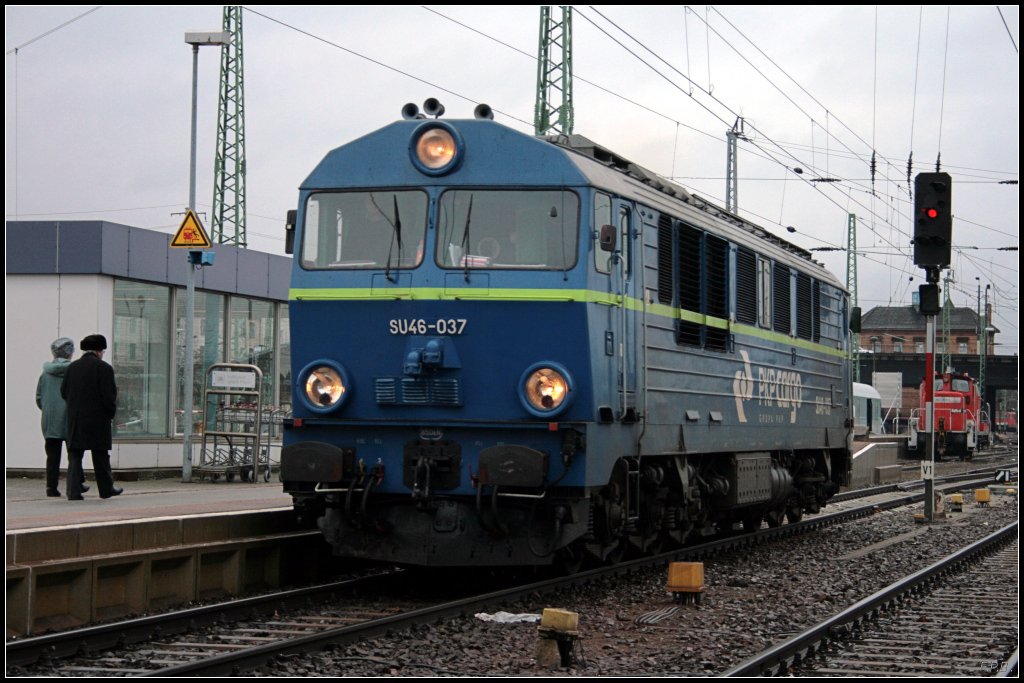 PKP Cargo SU46-037 �bernimmt den EC 341 nach Krakow Glowny (Cottbus 28.12.2009)
