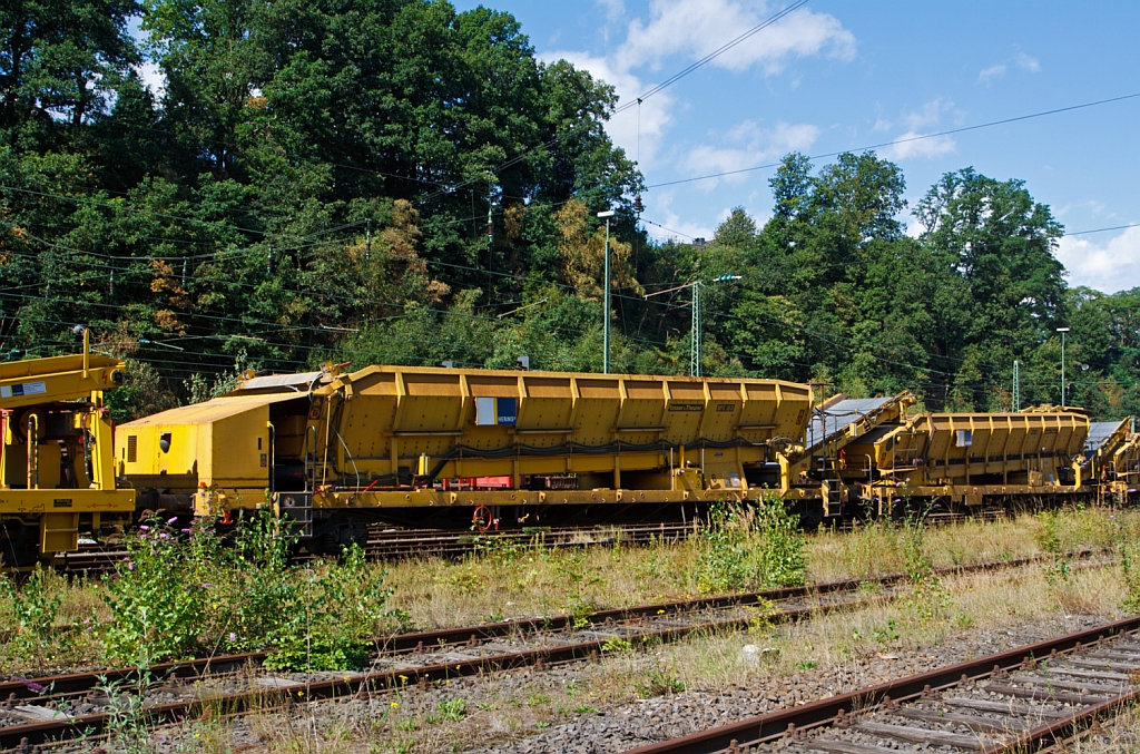 Plasser & Theurer Material-, Frder- und Siloeinheiten MFS 38-D der Hering Bau, Burbach, abgestellt am 25.08.2012 in Betzdorf/Sieg. 