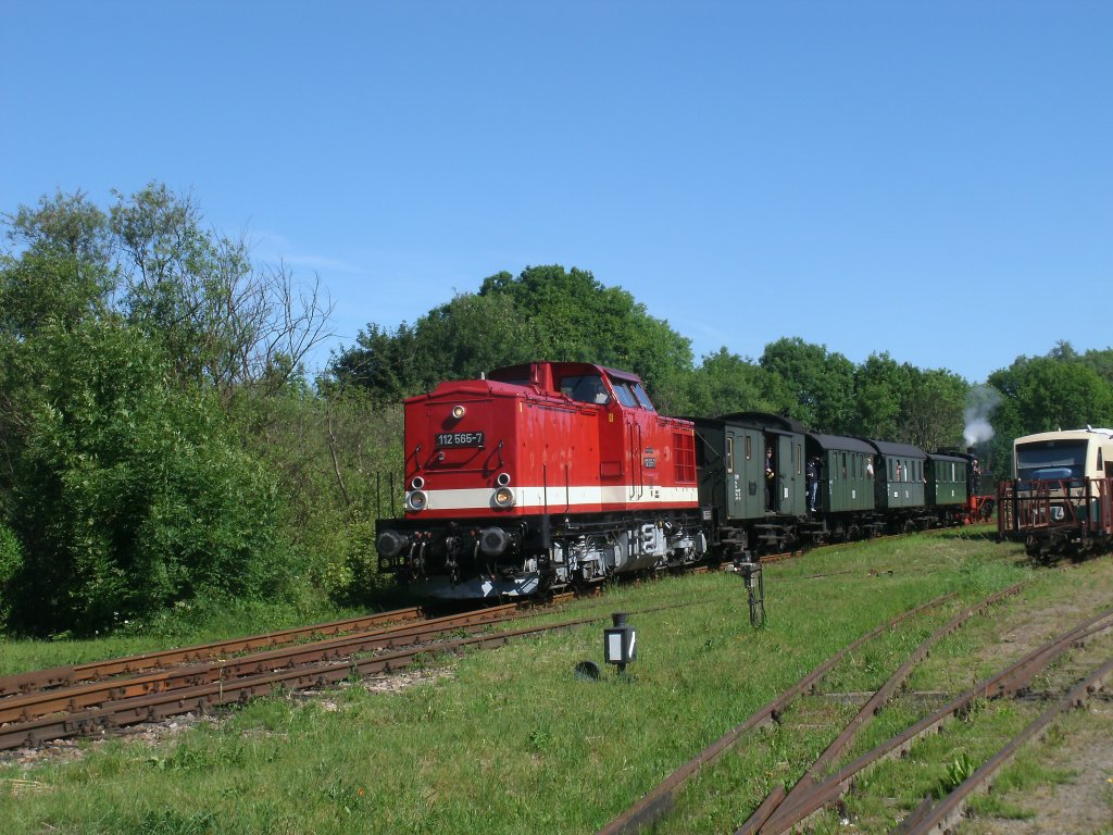 PRESS 112 565 mit dem Schweriner Traditionzug und am Schlu 91 134 am 04.Juni 2011 bei der Einfahrt in Putbus.