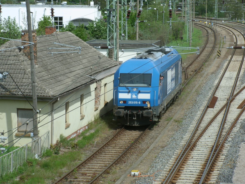 PRESS 253 015-8 neben dem alten Kleinbahnhof in Bergen/Rgen am 11.Mai 2012.