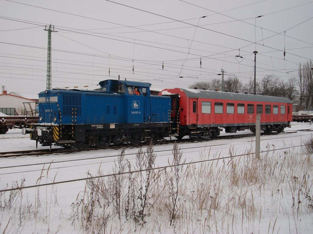 PRESS 346 025-8 mit einem Aufenthaltswagen am 03.Dezember 2010 in Bergen/Rgen.
