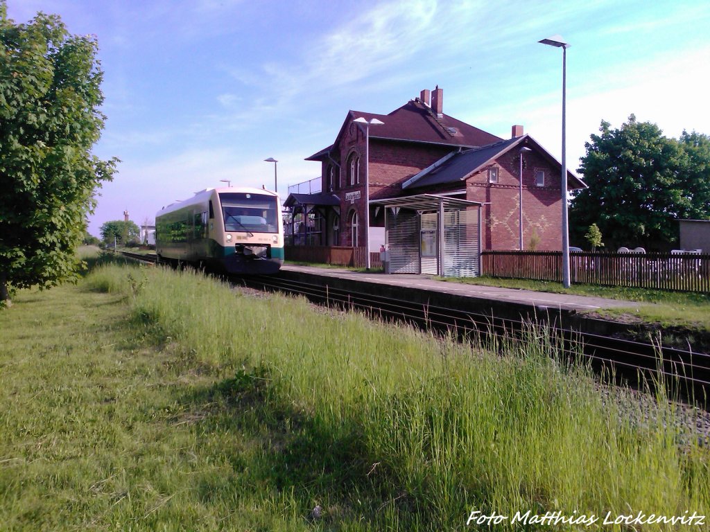 PRESS 650 032-4 bei der Durchfahrt am Haltepunkt Lauterbach (R�gen) am 27.5.13
