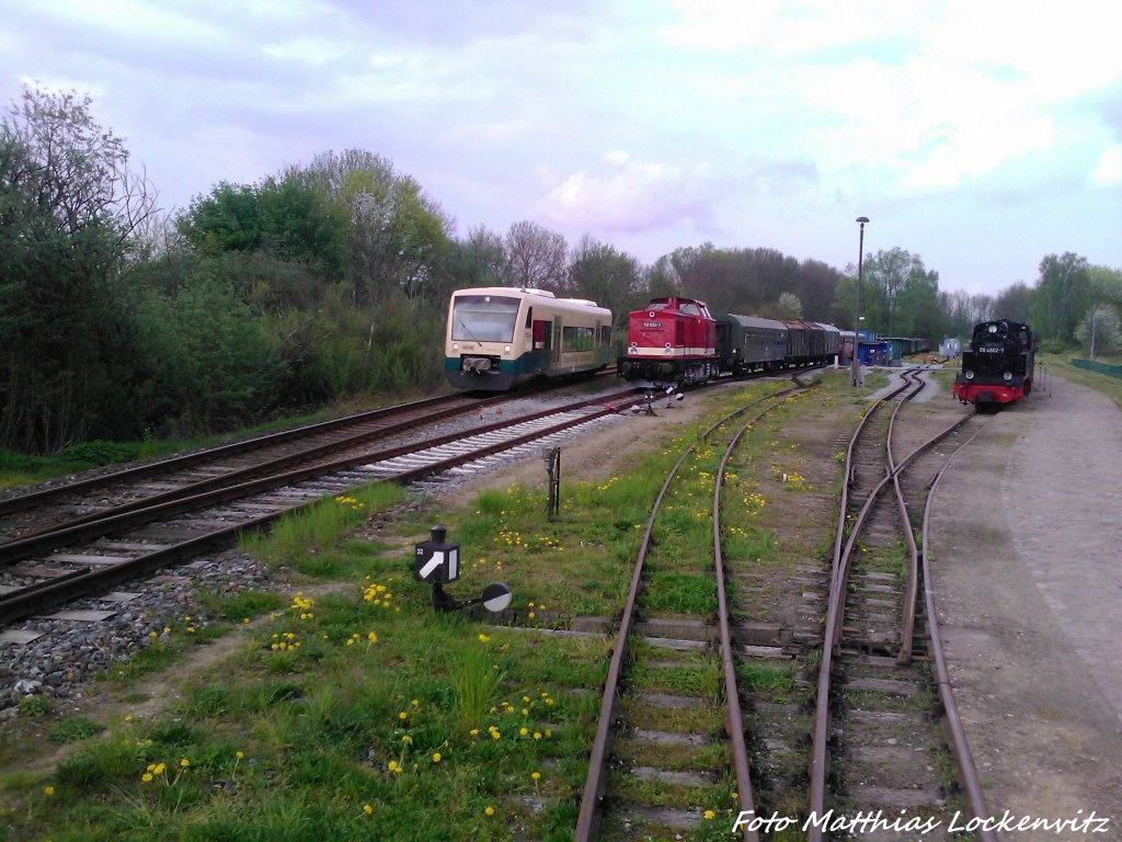 PRESS 650 032-4 bei der Einfahrt in den Bahnhof Putbus & 112 565-7 (DB 202 565-8) wartet auuf die MTEG 118 770-7 in Putbus und rechts ist R�BB 99 4802 abgetsellt am 10.5.13