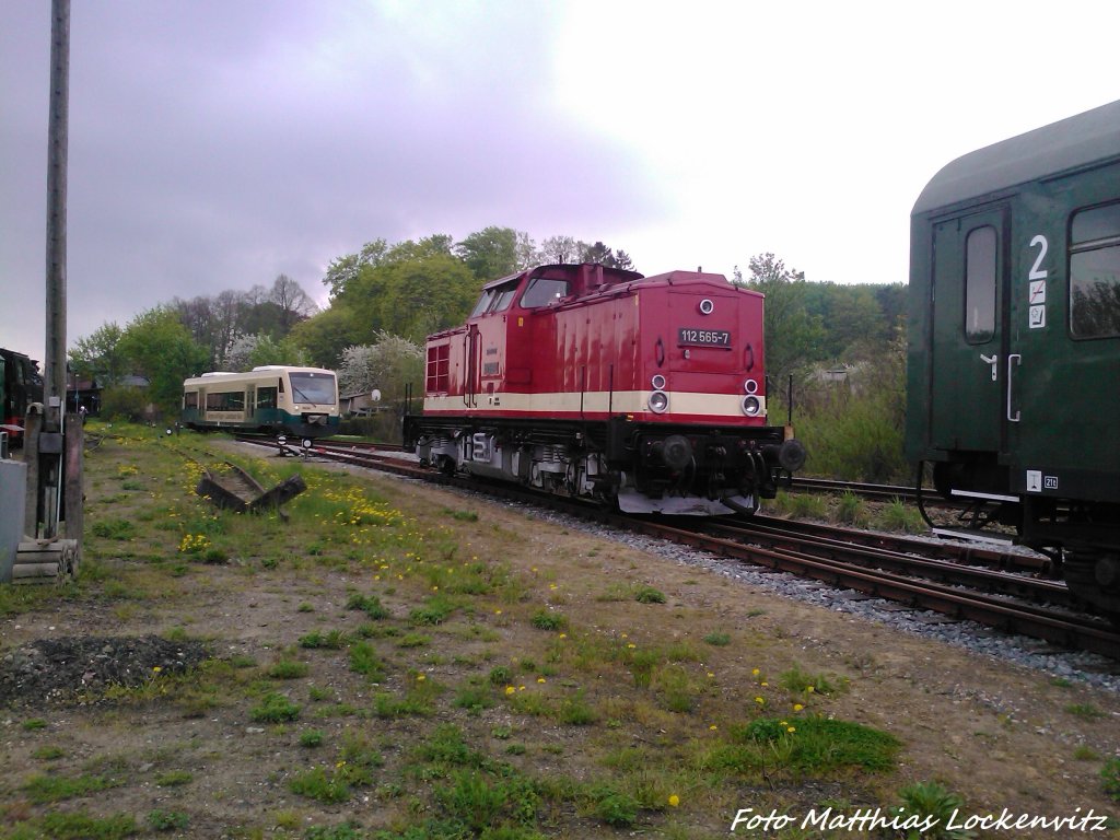 PRESS 650 032-4 unterwegs nach Putbus w�hrend dessen 112 565-7 (202 565-8) auf die MTEG 118 770-7 wartet in Putbus am 10.5.13