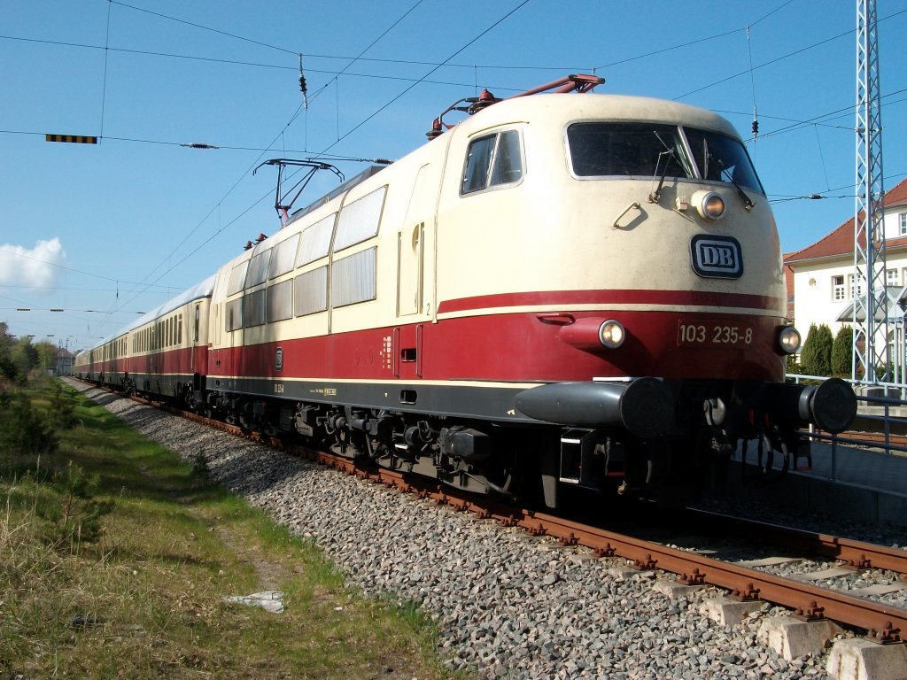 Pnktlich erreichte 103 235 mit dem TEE Rheingold Koblenz-Binz am 02.Mai 2010 das Endziel Binz.